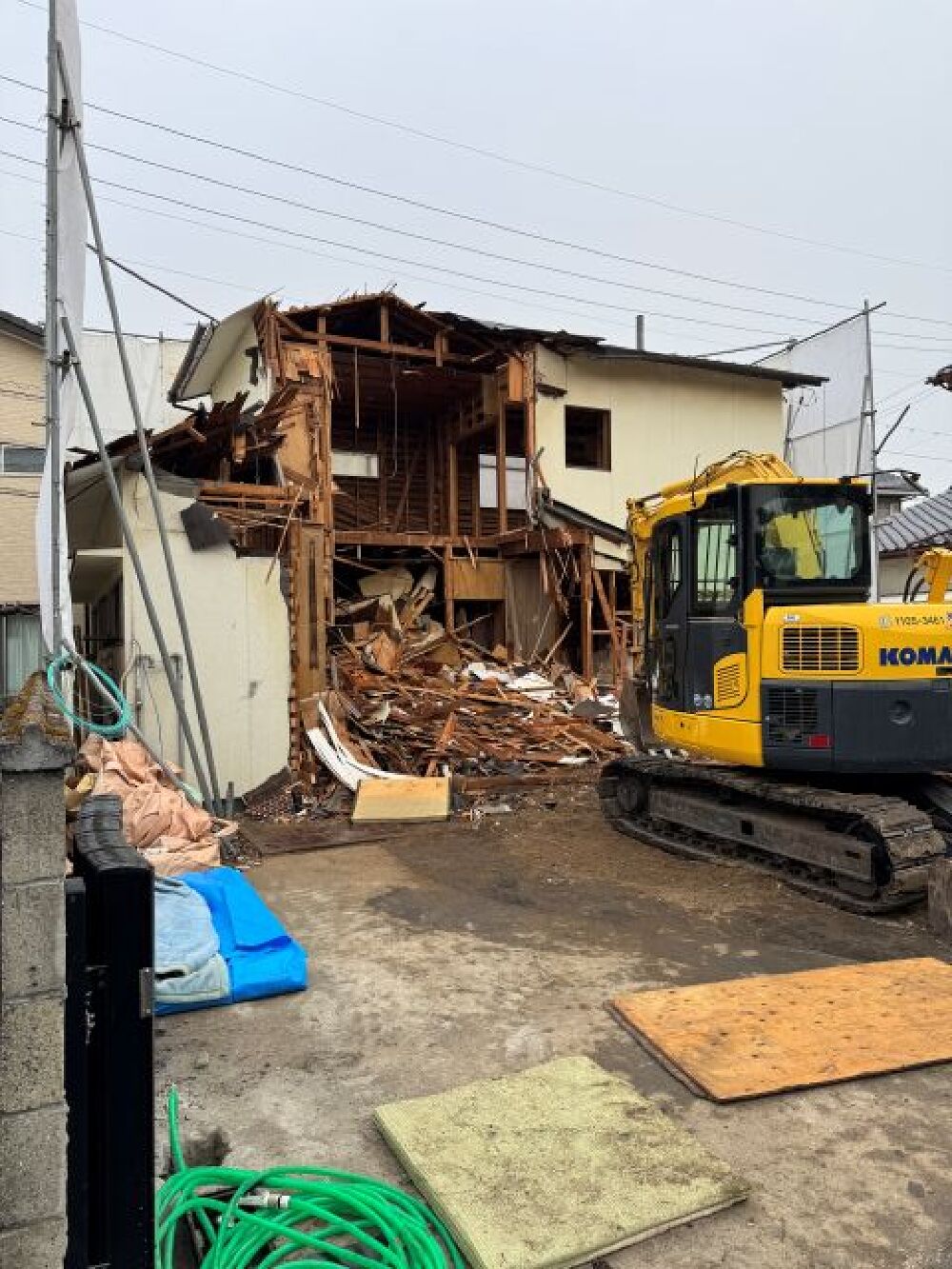 解体工事順調に作業進んでます。